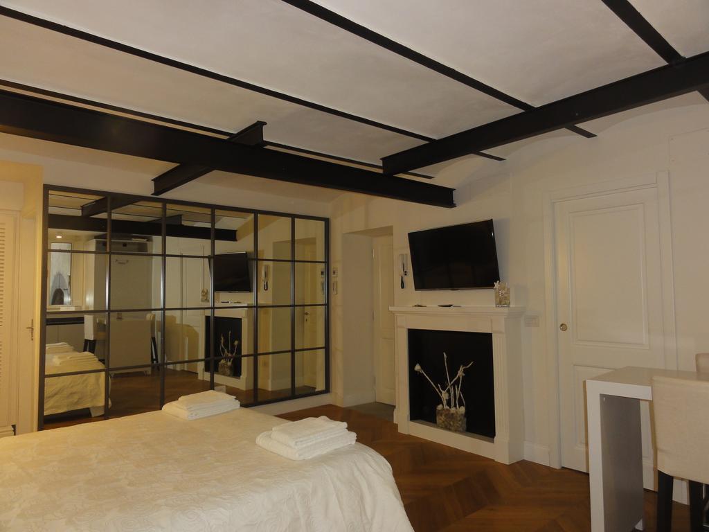 Corso Florence Room photo